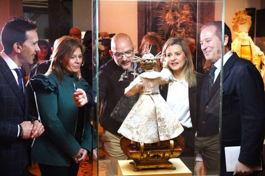 Moisés Santana, Virginia Serrano, Francisco Boldo, Raquel Barbado y Antonio Sánchez del Barrio con la pieza expositiva // Foto: La Voz